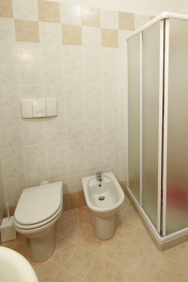 شقة Luminoso Trilocale Con Piscina E Giardino Privato ديسينسانو ديل غاردا المظهر الخارجي الصورة